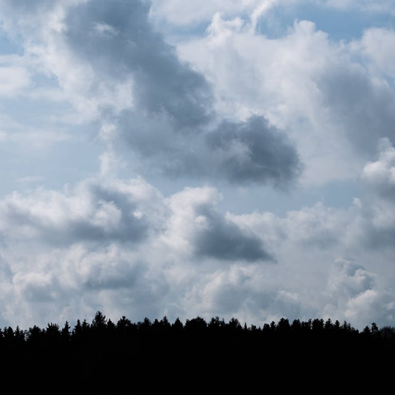 Dunkle Wolken ziehen am Himmel zusammen. (Foto: IMAGO, IMAGO / Silas Stein)