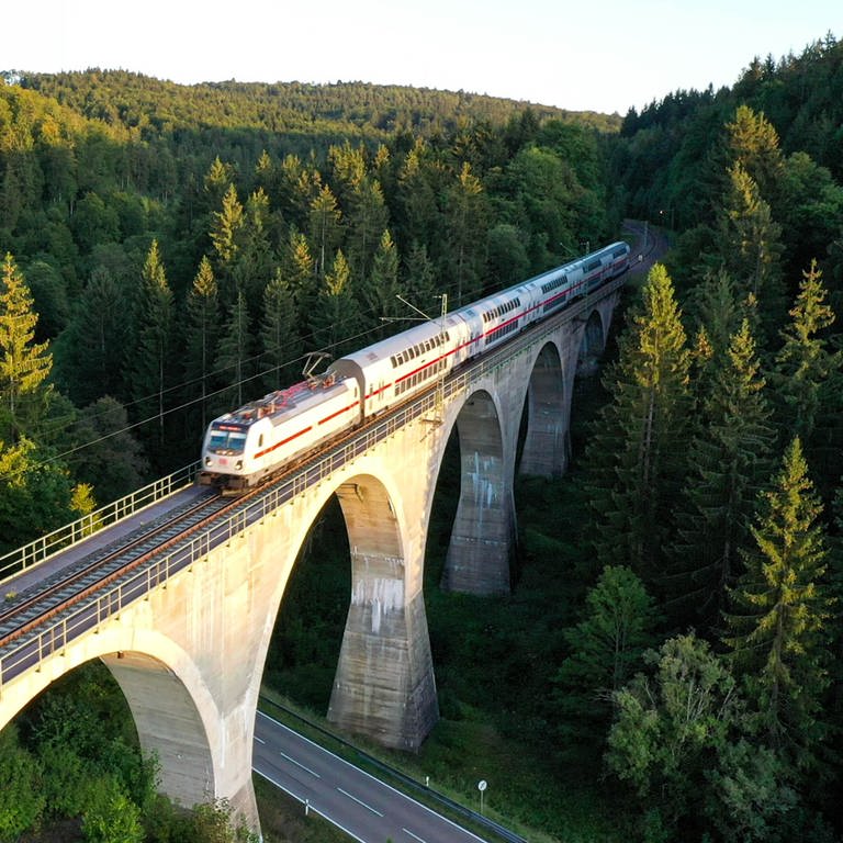 Die Eisenbahnstrecke von Stuttgart über Singen nach Zürich (Foto: dpa Bildfunk, picture alliance/dpa | Felix Kästle)