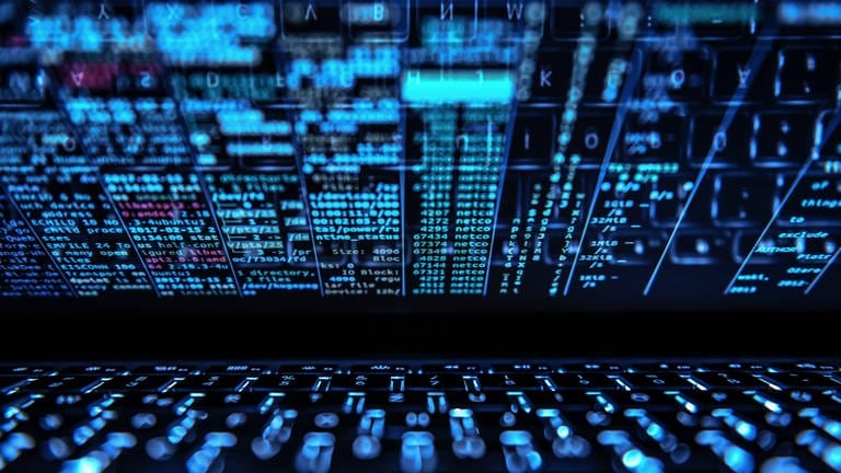Ein Hackerprogramm ist auf einem Laptop mit einer beleuchteten Tastatur geöffnet. (Foto: IMAGO, IMAGO / Silas Stein)