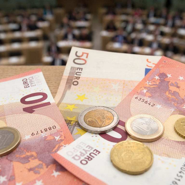 Geld liegt in Stuttgart im Landtag von Baden-Württemberg auf einer Balustrade. 