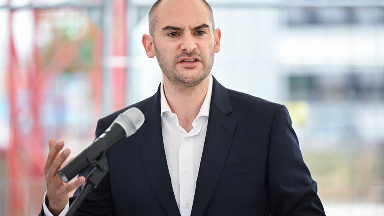 Danyal Bayaz (Grüne), Finanzminister von Baden-Württemberg, spricht in ein Mikrofon.  (Foto: dpa Bildfunk, Picture Alliance)