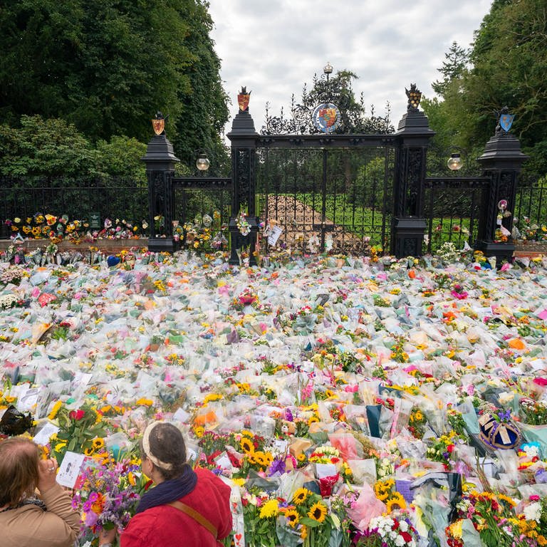 Blumen liegen nach dem Tod von König Elizabeth II. vor den Toren von Sandringham House. Die britische Königin Elizabeth II. ist am 08.09.2022 im Alter von 96 Jahren gestorben. (Foto: dpa Bildfunk, picture alliance/dpa/PA Wire | Joe Giddens)