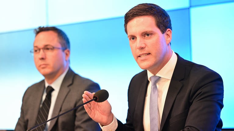 Manuel Hagel (rechts), CDU-Fraktionsvorsitzender im Landtag von Baden-Württemberg, spricht bei einer Pressekonferenz im Landtag über die Ergebnisse einer Klausur der Fraktion. Links sitzt Andreas Deuschle, der stellvertretende Fraktionsvorsitzende.