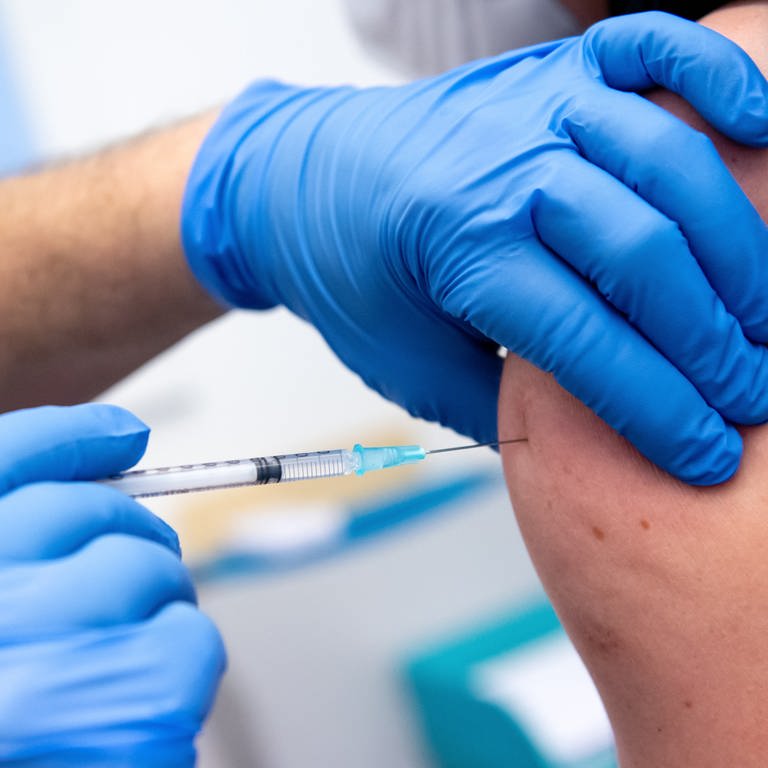 Impfung gegen Corona: Die einrichtungsbezogene Impfpflicht wird künftig nicht mehr kontrolliert. (Foto: dpa Bildfunk, picture alliance/dpa | Sven Hoppe)