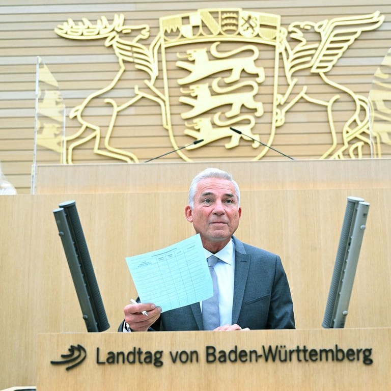 BW-Innenminister Thomas Strobl (CDU) steht am Pult im Landtag vor dem Untersuchungsausschuss, im Hintergrund das BW-Wappen. (Foto: dpa Bildfunk, picture alliance/dpa | Bernd Weißbrod)
