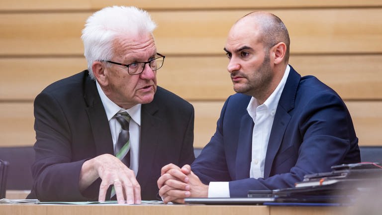 Winfried Kretschmann (Grüne), Ministerpräsident von Baden-Württemberg spricht mit Danyal Bayaz (Grüne), Finanzminister von Baden-Württemberg. (Foto: dpa Bildfunk, Foto: dpa | Tom Weller)