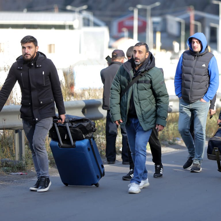 Eine gruppe russischer Männer am Grenzübergang nach Georgien (Foto: dpa Bildfunk, picture alliance/dpa/AP | Zurab Tsertsvadze)