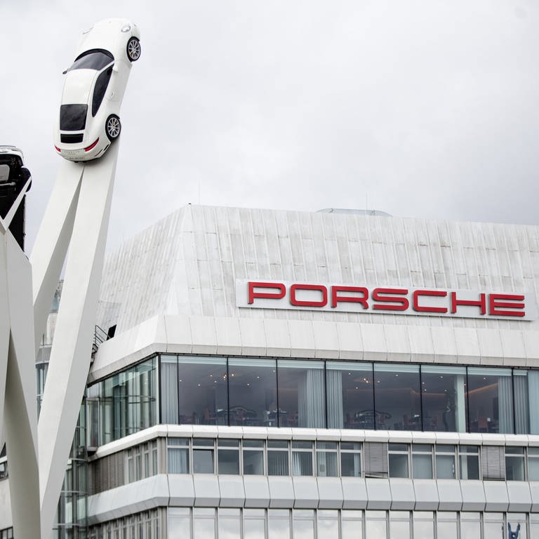 Graue Wolken ziehen über den Porsche-Firmensitz in Stuttgart-Zuffenhausen hinweg. 