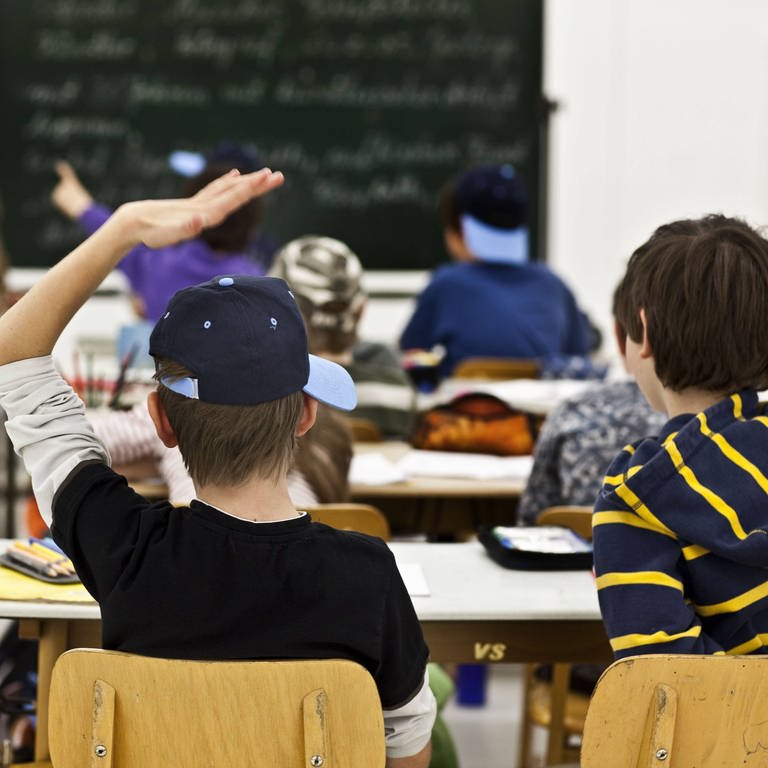 Schüler im Unterricht in Göppingen (Foto: IMAGO, IMAGO / Horst Rudel)