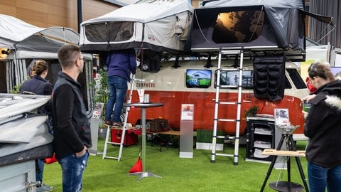 Ein Besucher der Messe «Caravan live» sieht sich ein Dachzelt an. Auf der laut Veranstalter «größten und wichtigsten Informations- und Verkaufsplattform der Caravaning-Branche im Südwesten» präsentieren sich zahlreiche Hersteller von Reisemobilen und Caravans, Anbieter von Camping-Zubehör sowie Betreiber von Campingplätzen. (Foto: dpa Bildfunk, picture alliance/dpa | Philipp von Ditfurth)