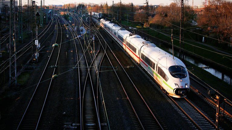 Ein ICE-Fernzug der Deutschen Bahn fährt in einen Bahnhof ein. (Foto: picture-alliance / Reportdienste, picture alliance / Norbert Schmidt)
