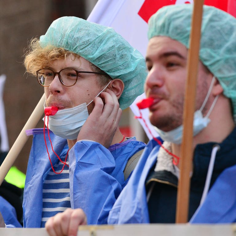 Pfleger bei einer Tarifdemonstration. (Foto: dpa Bildfunk, picture alliance / Maurizio Gambarini/dpa | Maurizio Gambarini)
