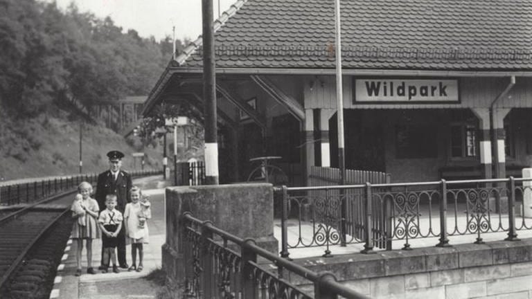 Bahnhofsvorsteher Sebastian Imhof mit Tochter Gertrud (rechts mit Puppe) am Haltepunkt "Wildpark" (erste Hälfte der 40er Jahre)