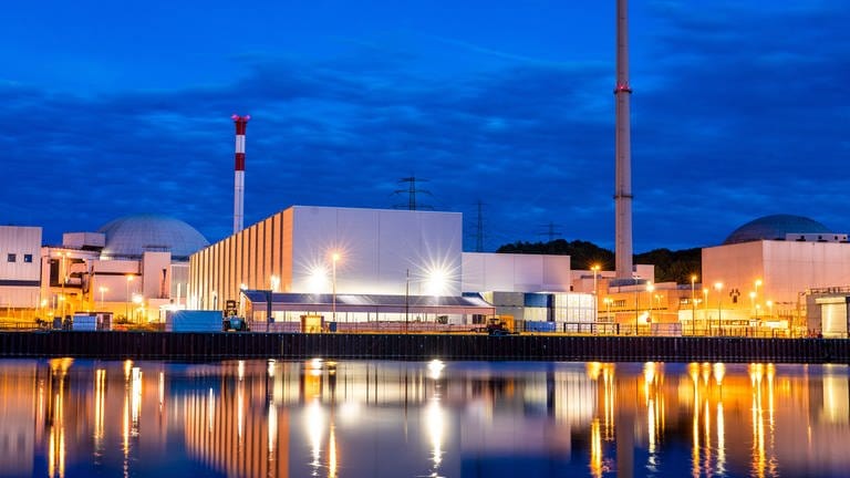Zur blauen Stunde spiegelt sich das Kernkraftwerk Neckarwestheim im Neckar. (Foto: dpa Bildfunk, picture alliance/dpa, Christoph Schmidt)