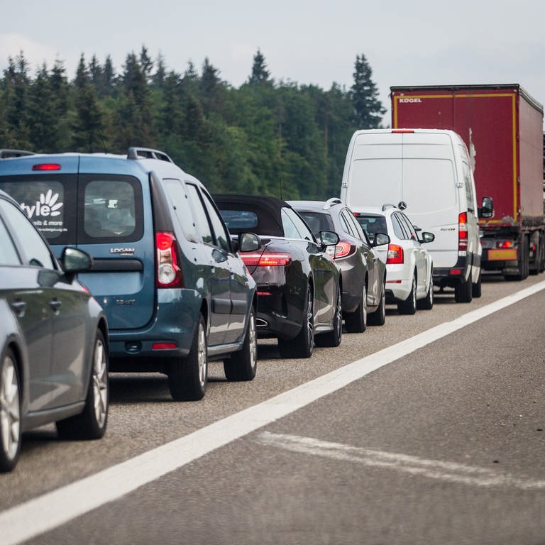 Autos stauen sich nahe Pforzheim auf der Autobahn A8 Richtung Karlsruhe (Foto: dpa Bildfunk, picture alliance / Christoph Schmidt/dpa | Christoph Schmidt)