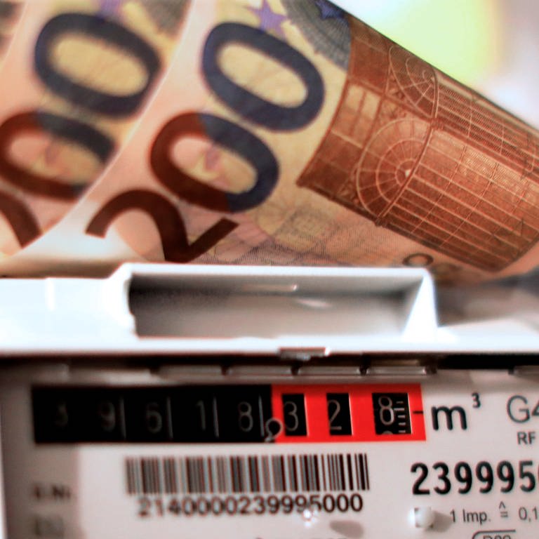 200-Euro-Scheine liegen auf einem Gaszähler. (Foto: dpa Bildfunk, picture alliance / Laci Perenyi | Laci Perenyi)
