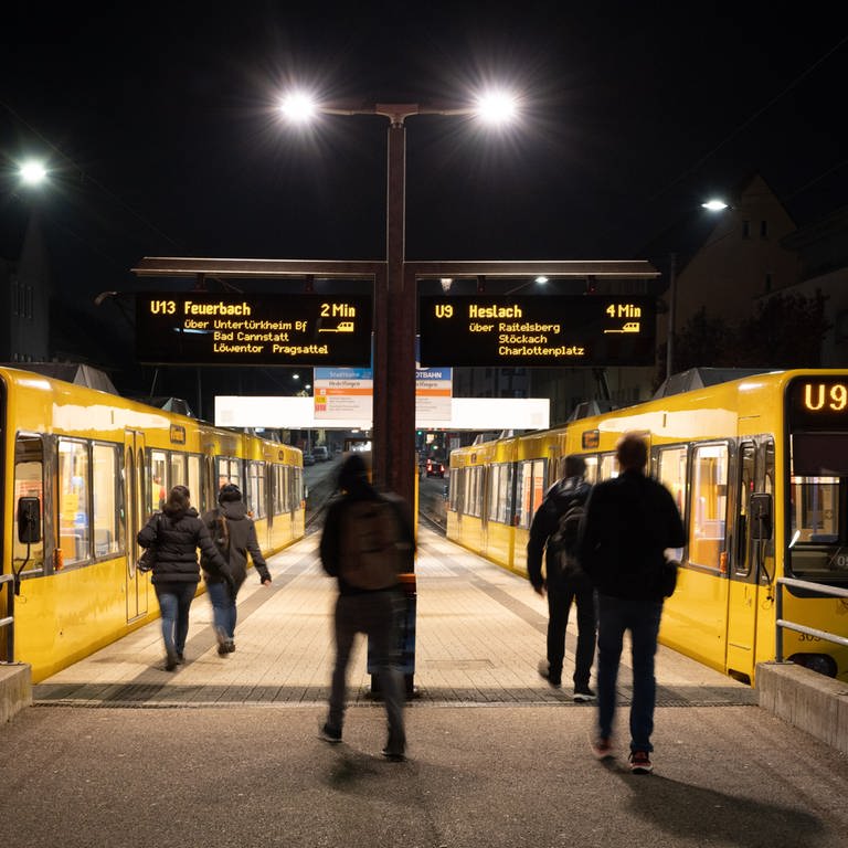 Menschen steigen im morgendlichen Berufsverkehr in eine Stuttgarter U-Bahn. (Foto: dpa Bildfunk, picture alliance/dpa | Bernd Weißbrod)