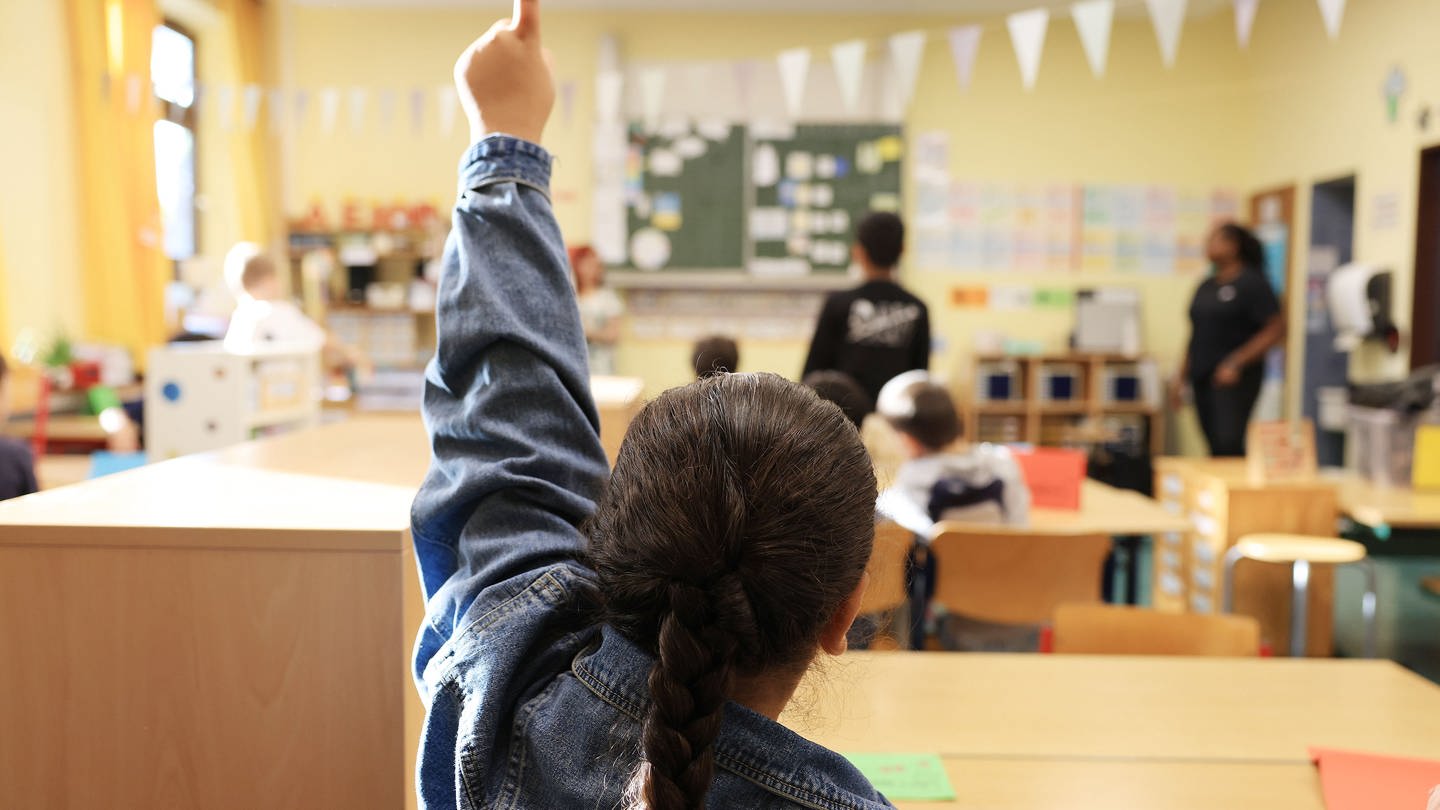 Eine Schülerin zeigt in der Grundschule Feldstraße im Unterricht auf. Für rund 2,5 Millionen Schülerinnen und Schüler hat in Nordrhein-Westfalen der Unterricht nach den Sommerferien begonnen. (Zu dpa/lnw: 