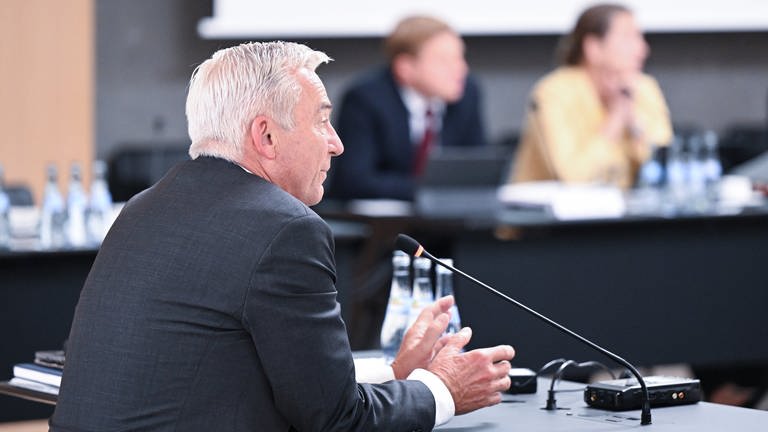 Thomas Strobl (CDU), Innenminister von Baden-Württemberg, spricht im Medienzentrum im Landtag bei einer Befragung im Landtags-Untersuchungsausschuss zur "Polizei-Affäre".
