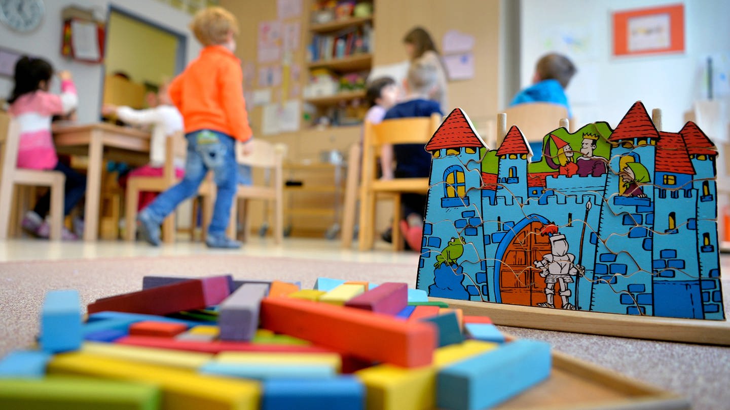 Spielzeug liegt in einer Kindertagesstätte auf dem Boden (Foto: dpa Bildfunk, picture alliance/dpa | Monika Skolimowska)