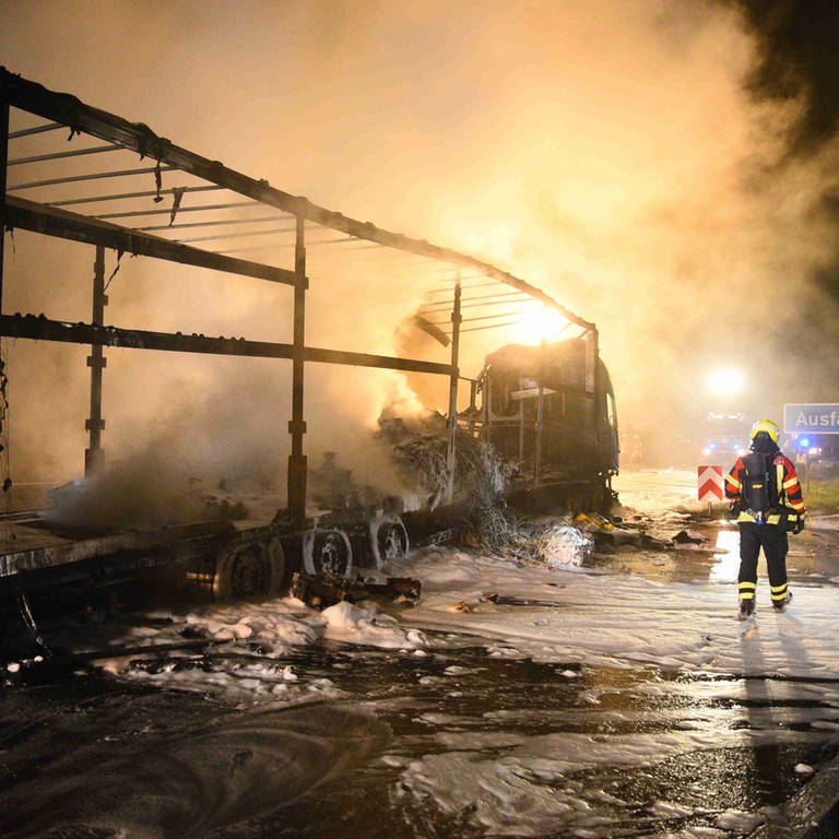 LKW auf A6 bei Sinsheim völlig ausgebrannt (Foto: Priebe/pr-video)