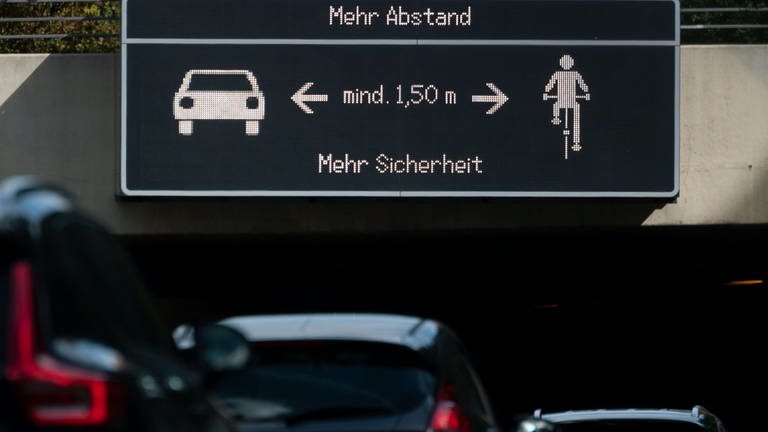 Ein Hinweisschild mit der Aufschrift: "Mehr Abstand - min. 1,50m - mehr Sicherheit!" weist Autofahrer auf einen Mindestabstand von 1,5 Metern beim Überholen von Radfahrern hin. (Foto: dpa Bildfunk, picture alliance/dpa | Marijan Murat (Archiv))