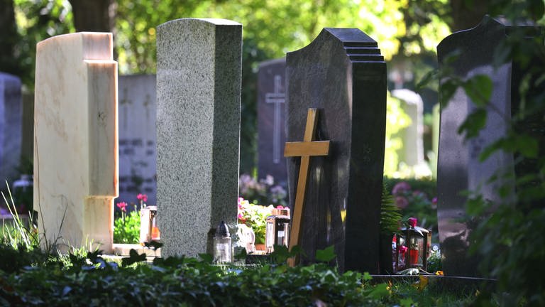 Friedhof (Foto: dpa Bildfunk, picture alliance/dpa | Karl-Josef Hildenbrand)