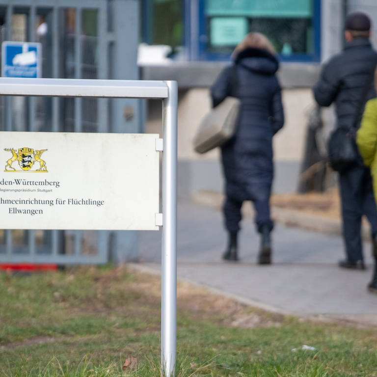 Geflüchtete betreten die Landeserstaufnahmestelle für Flüchtlinge (LEA) un Ellwangen (Ostalbkreis). (Foto: dpa Bildfunk, picture alliance/dpa | Stefan Puchner)