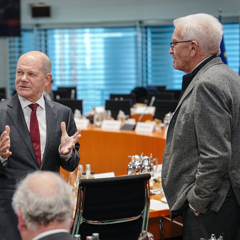 Söder, Scholz und Kretschmann beraten sich am Rande des Bund-Länder-Treffens (Foto: dpa Bildfunk, picture alliance/dpa | Kay Nietfeld)