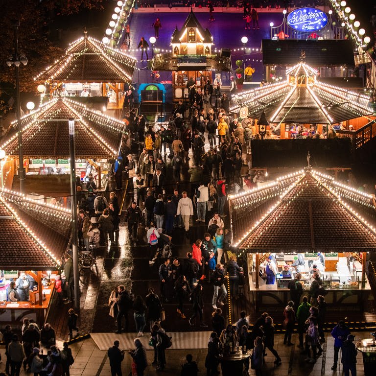 Weihnachtsmarkt mit Buden und Lichtern (Foto: dpa Bildfunk, picture alliance/dpa | Christoph Schmidt)
