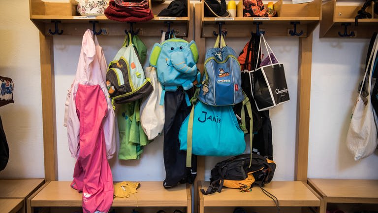 Taschen und Kleidung von Kindern hängen an der Garderobe in einer Kita (Foto: dpa Bildfunk, picture alliance/dpa | Andreas Arnold)