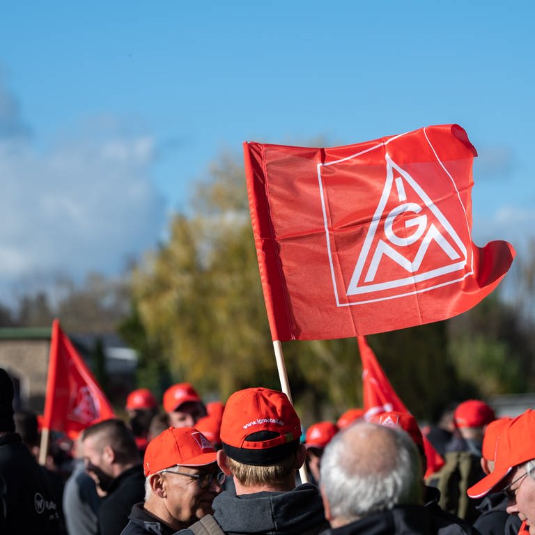 Teilnehmer einer Kundgebung der Gewerkschaft IG Metall während eines Warnstreiks.O (Foto: dpa Bildfunk, picture alliance/dpa | Silas Stein)