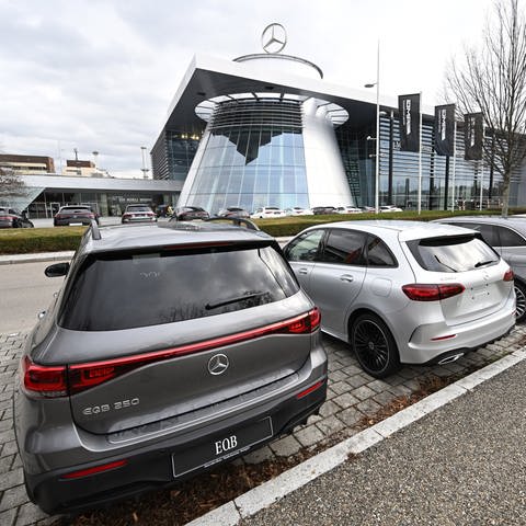 Mercedes-Autos vor einem Autohaus (Foto: dpa Bildfunk, picture alliance/dpa | Bernd Weißbrod)