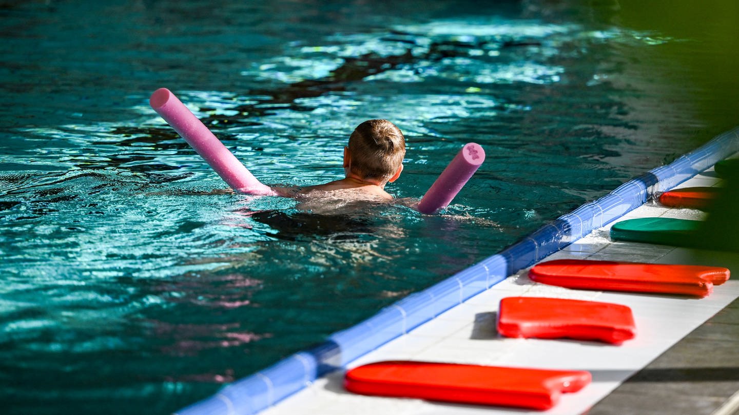 Ein Schüler übt im Rahmen eines Schwimm-Intensivkurses das Schwimmen im Wasserbecken eines Hallenbades mit einer Schwimmnudel (Symbolbild). (Foto: dpa Bildfunk, picture alliance/dpa | Jens Kalaene)