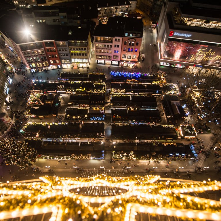 Der beleuchtete Stuttgarter Weihnachtsmarkt am Abend auf dem Rathausplatz von oben (Foto: dpa Bildfunk, picture alliance / Lino Mirgeler/dpa | Lino Mirgeler)