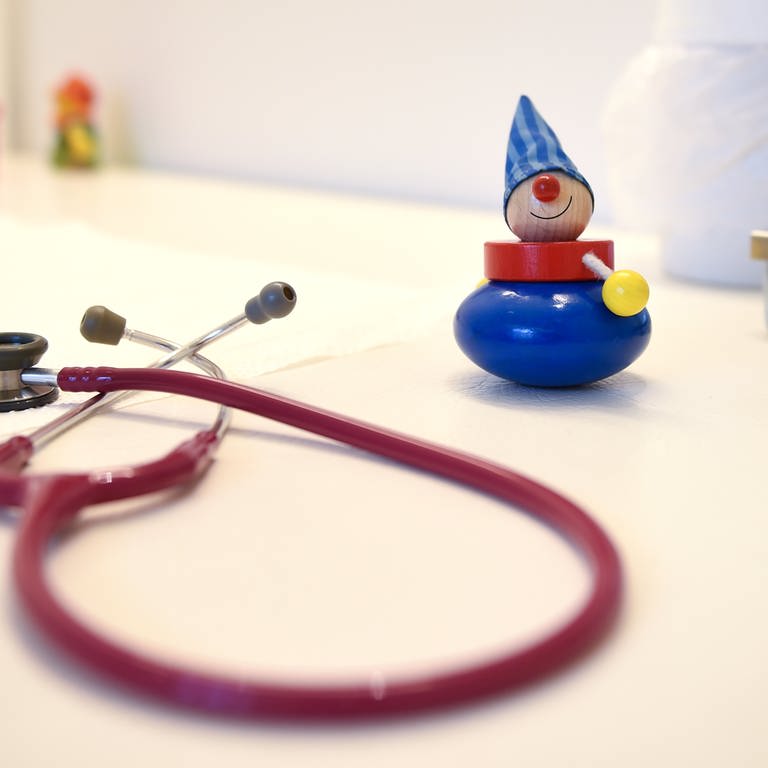 Ein Stethoskop und Kinderspielzeug liegen in einer Kinderarztpraxis. (Foto: dpa Bildfunk, picture alliance / dpa | Britta Pedersen)