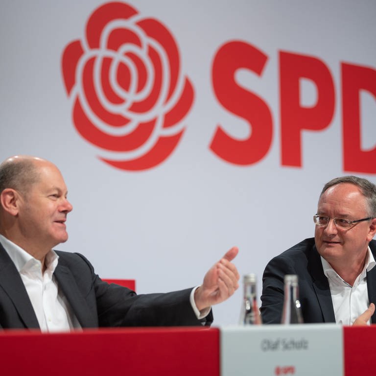 Archivbild: Andreas Stoch und Olaf Scholz bei einem Landesparteitag 2020 (Foto: dpa Bildfunk, picture alliance/dpa | Sebastian Gollnow)