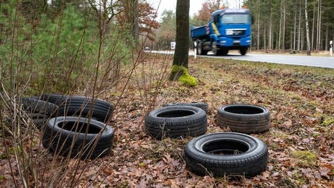 Illegal entsorgte Autoreifen liegen in einem Waldstück an einer Bundesstraße in Oerrel in Niedersachsen. (Foto: dpa Bildfunk, picture alliance/dpa | Philipp Schulze)