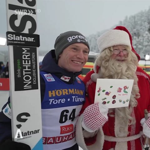 Skispringer mit Weihnachtsmann (Foto: SWR)