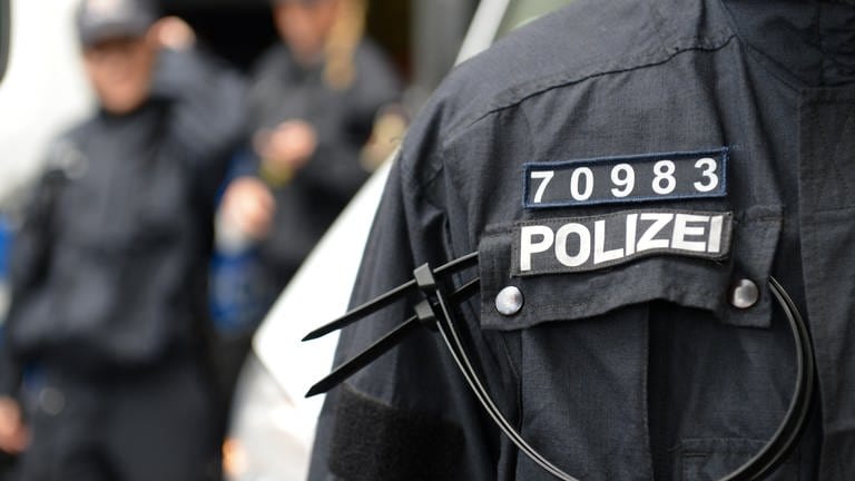  Ein Beamter der Bereitschaftspolizei (Rheinland-Pfalz) trägt eine Kennzeichnung an der Uniform (Foto: dpa Bildfunk, picture alliance / dpa | Arne Dedert)