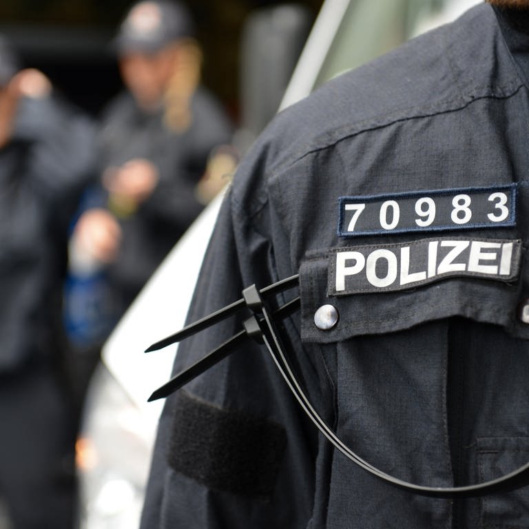  Ein Beamter der Bereitschaftspolizei (Rheinland-Pfalz) trägt eine Kennzeichnung an der Uniform (Foto: dpa Bildfunk, picture alliance / dpa | Arne Dedert)