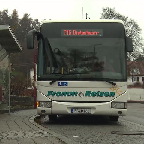 Bus fährt Bushaltestelle an