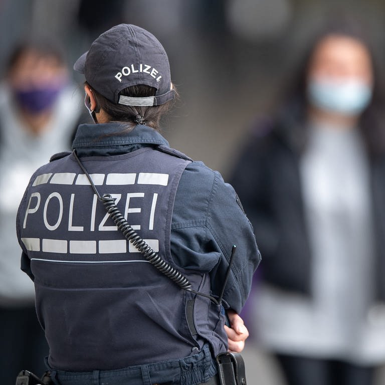 Eine Polizistin steht in der Innenstadt (Symbolbild) (Foto: dpa Bildfunk, picture alliance/dpa | Sebastian Gollnow (Symbolbild))