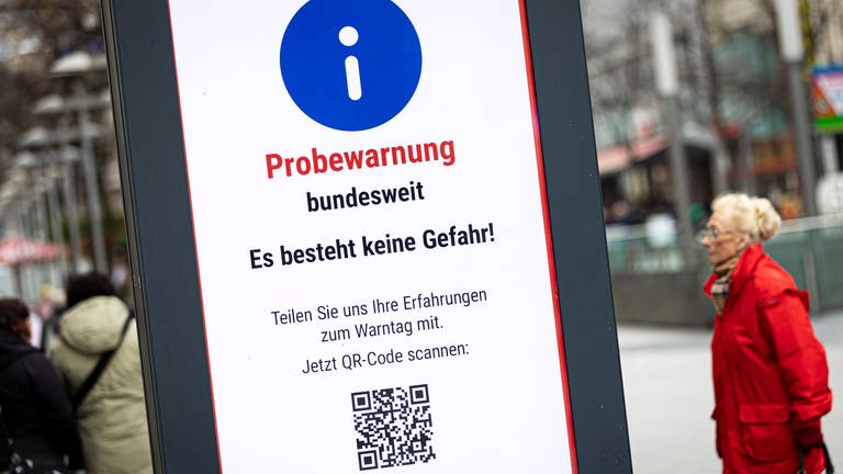 Auf einer Tafel in der Innenstadt wird auf die Probewarnung im Rahmen vom Warntag hingewiesen. (Foto: dpa Bildfunk, picture alliance/dpa | Moritz Frankenberg)