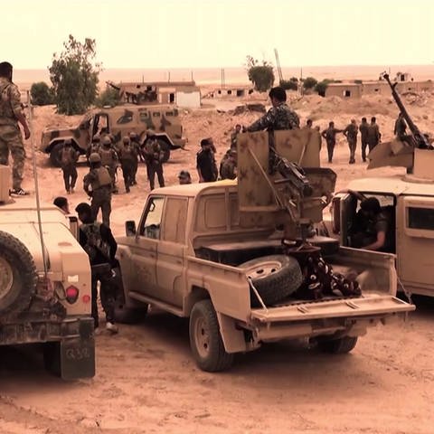 Mehrere Soldaten mit Fahrzeugen (Foto: SWR)