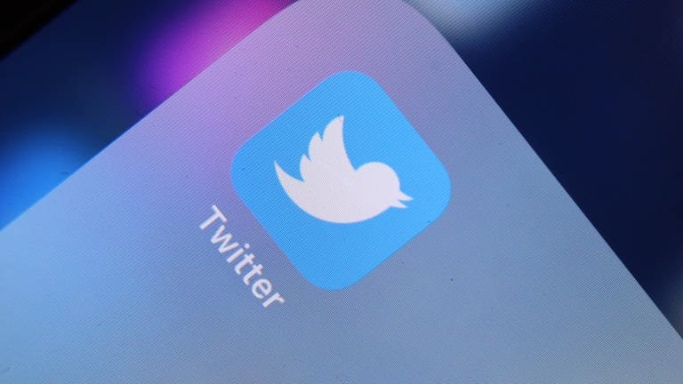Das Logo der Nachrichten-Plattform Twitter ist auf dem Display eines iPhone zu sehen (Foto: dpa Bildfunk, picture alliance/dpa | Karl-Josef Hildenbrand)