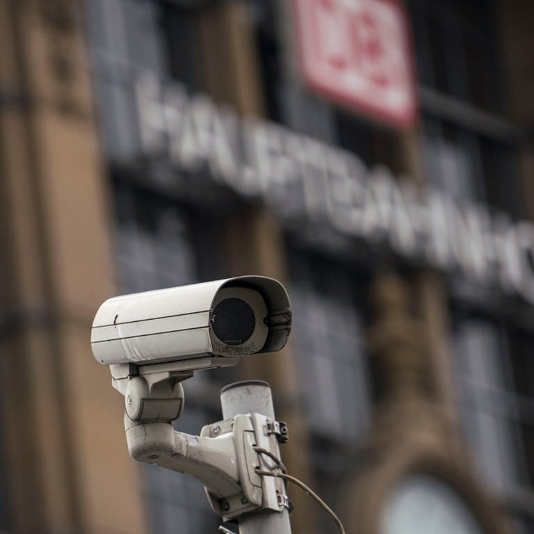 Überwachungskamera vor einem Bahnhofsgebäude (Symbolbild) (Foto: dpa Bildfunk, picture alliance/dpa | Frank Rumpenhorst (Symbolbild))
