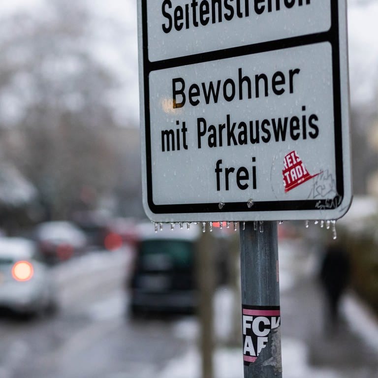 Ein Schild mit der Aufschrift "Bewohner mit Parkausweis frei" (Foto: dpa Bildfunk, picture alliance/dpa | Philipp von Ditfurth (Archiv))