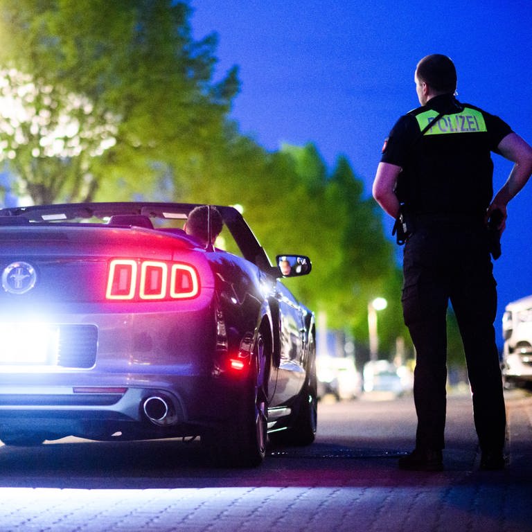 Symbolbild: Polizisten kontrollieren ein getuntes Fahrzeug am Expo-Park in Hannover