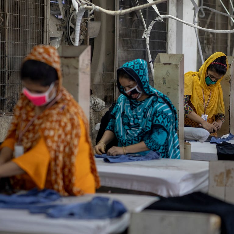 Frauen arbeiten in einer Textilfabrik. (Foto: dpa Bildfunk, picture alliance/dpa | K M Asad)